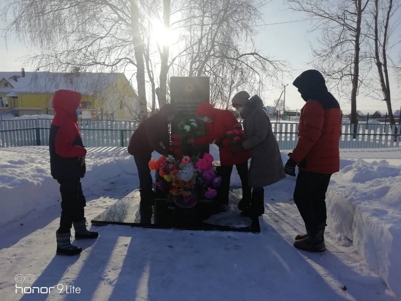 Жители сельского поселения Полноват приняли участие во Всероссийской акции “Возложение цветов”.